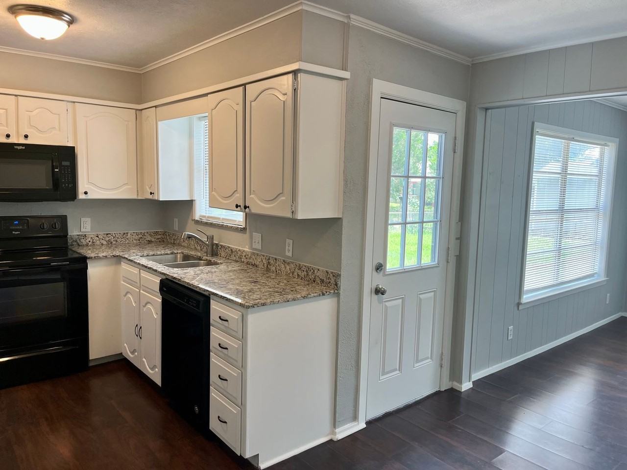 5021 Blackstone Dr - Photo 6 of 33
