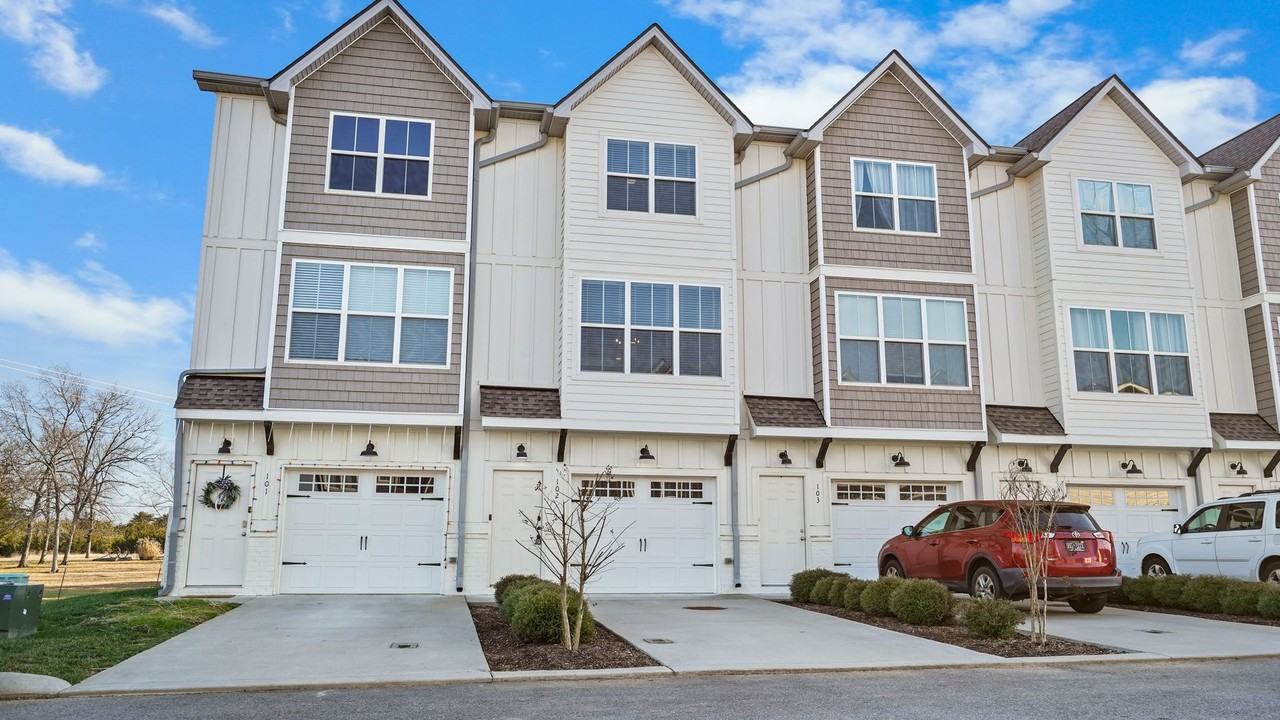 102 Harper Lndg - Photo 3 of 23