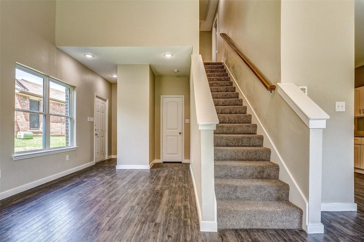 1110 Woburn Dr - Photo 3 of 37