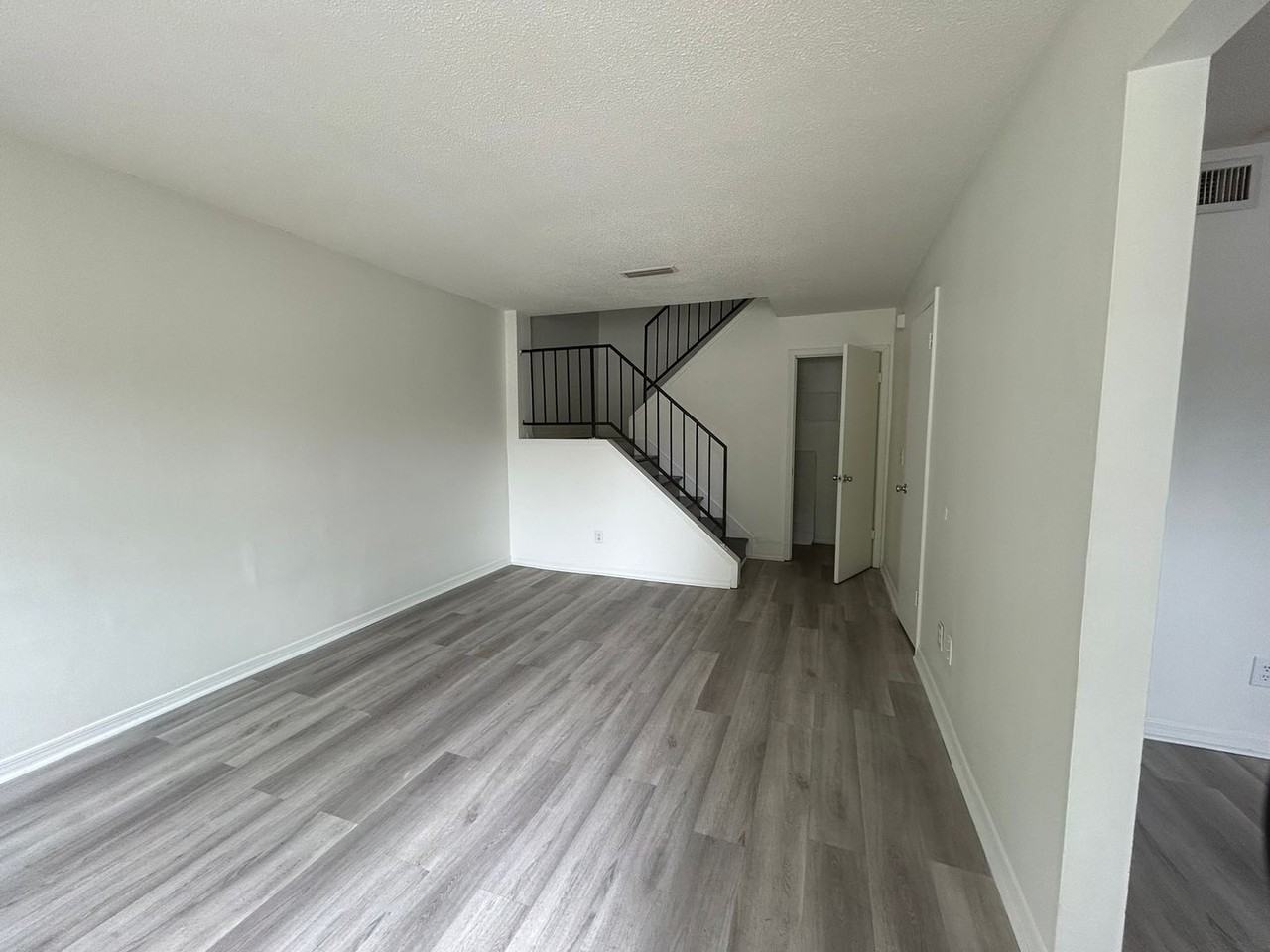 818 Lesa St - Photo 3 of 10