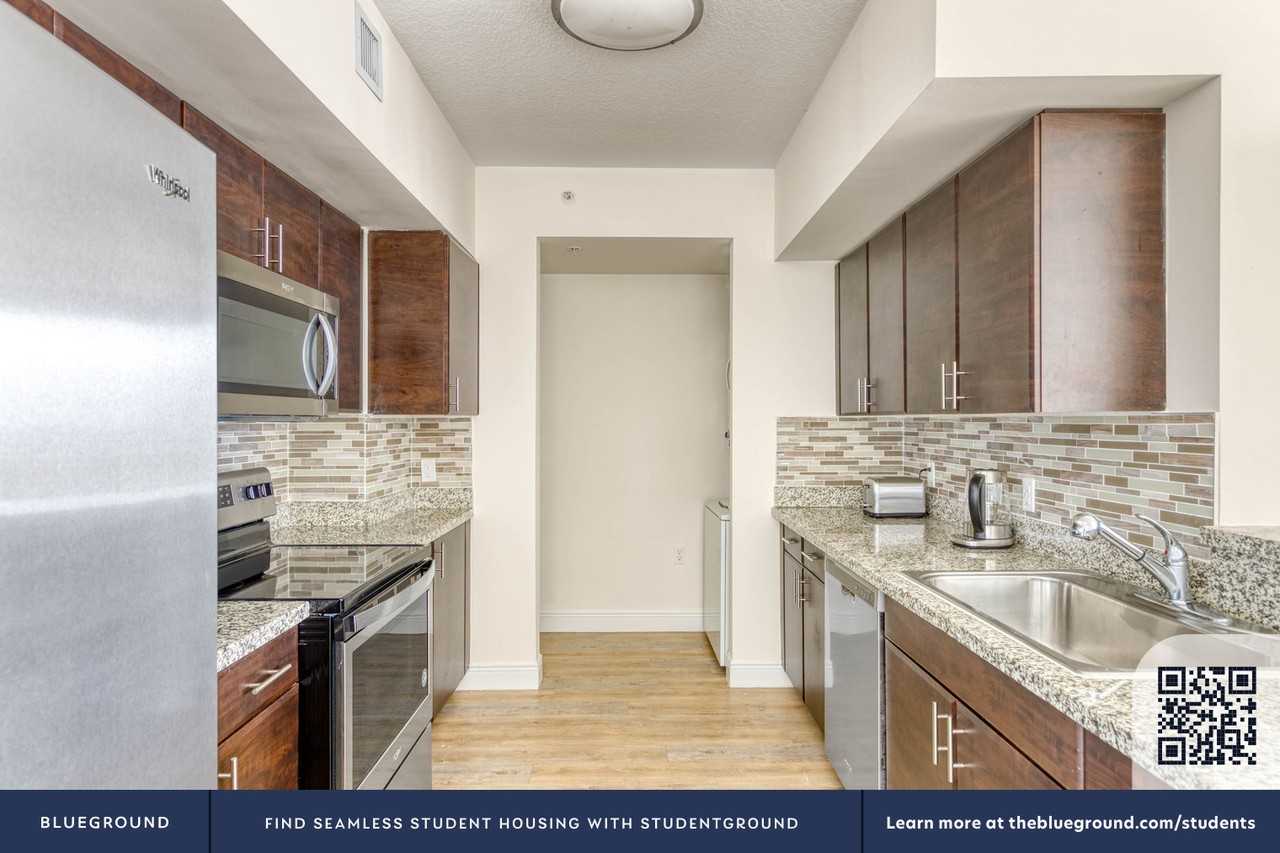 987 Southwest 37th Avenue - Photo 7 of 40