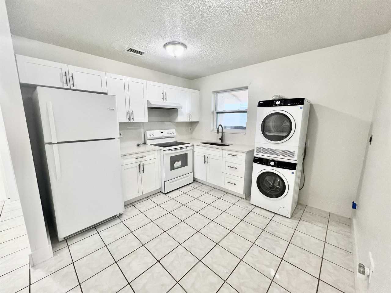 951 Southwest 7th Street - Photo 5 of 17