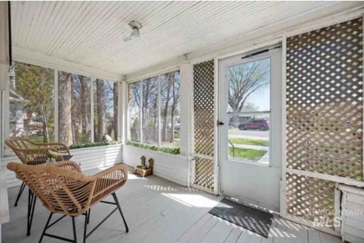 321 Utah St - Photo 2 of 10