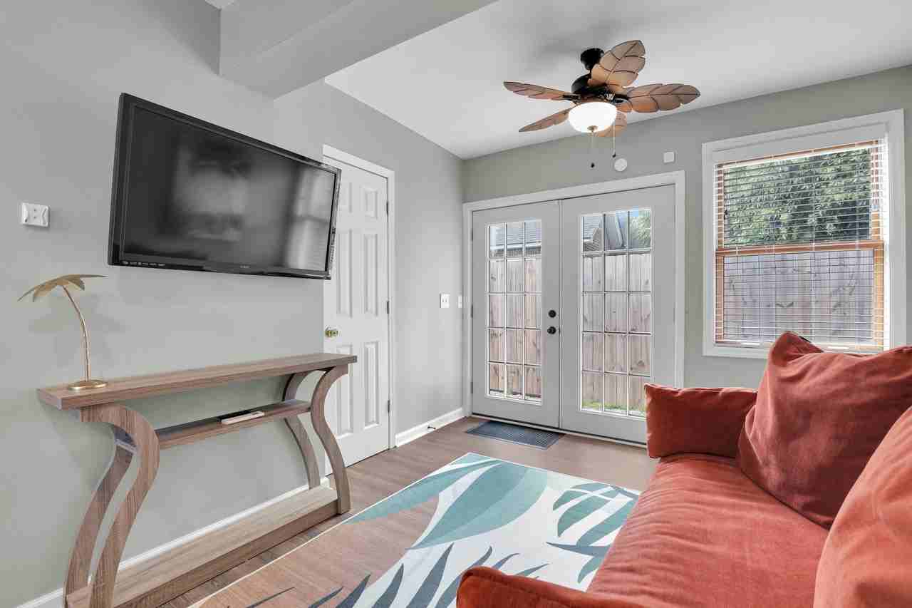 330 E 58th St #B - Photo 3 of 19