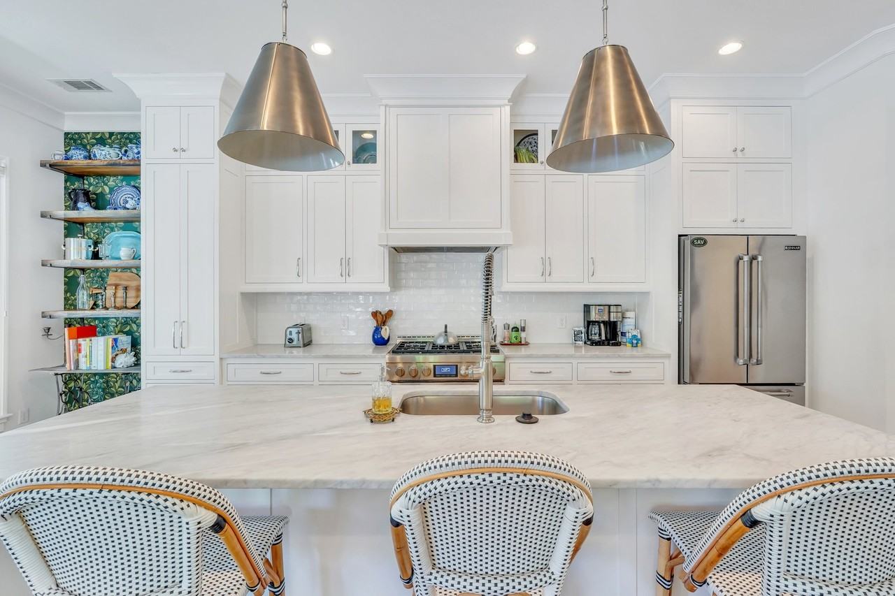 322 E Hall St #322 - Photo 3 of 36