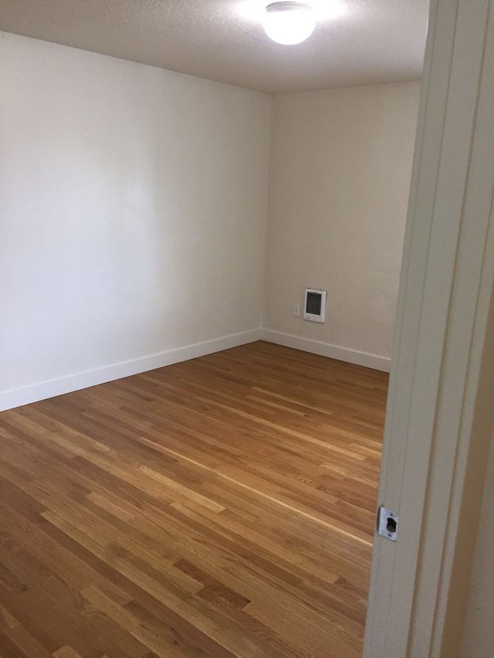 Ainsworth - Photo 5 of 8