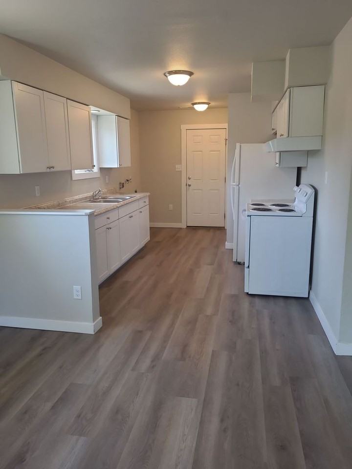 1105 Arlington Dr - Photo 2 of 16