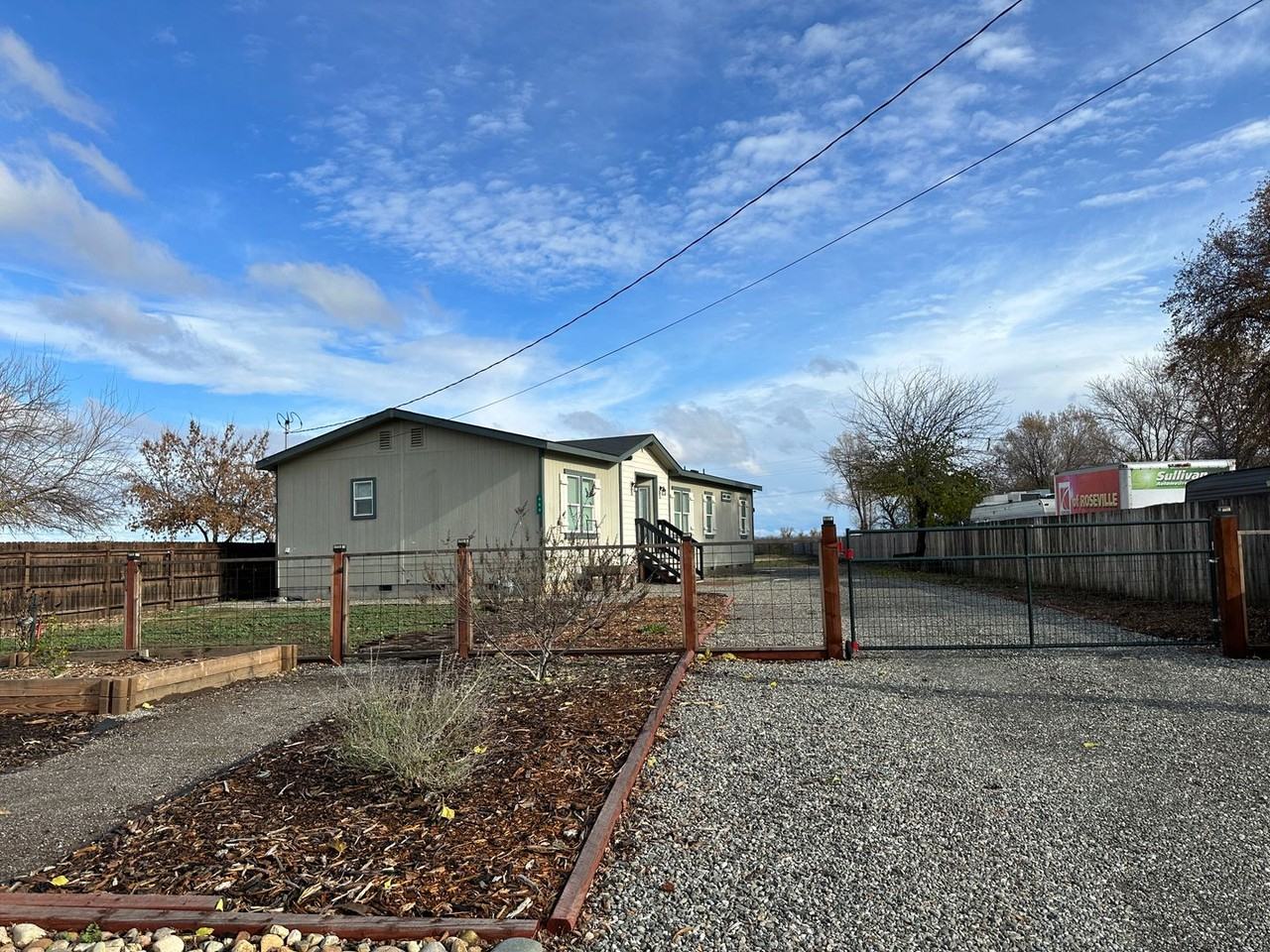 466 1st St - Photo 3 of 28