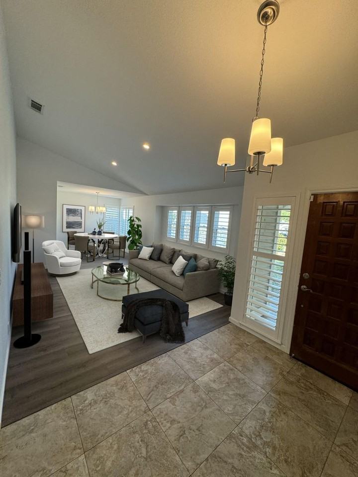 1309 Kinghurst Dr - Photo 3 of 10