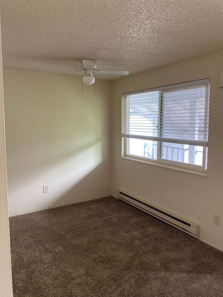459 Se Lilly Ave Apt C - Photo 4 of 16