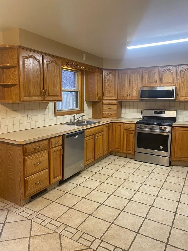 296 E Howard St - Photo 4 of 11