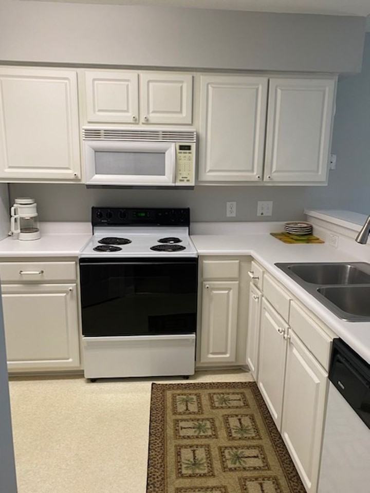 390 Pinehurst Ln Unit 14e - Photo 3 of 21