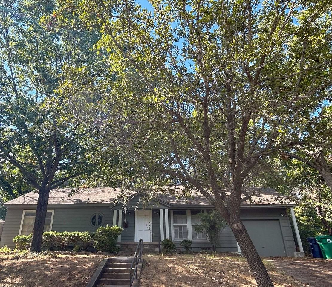 1319 Panhandle St - Photo 2 of 8