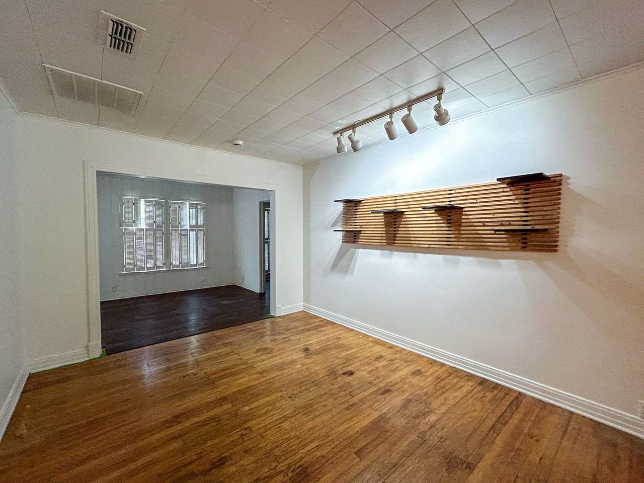 1319 Panhandle St - Photo 3 of 8