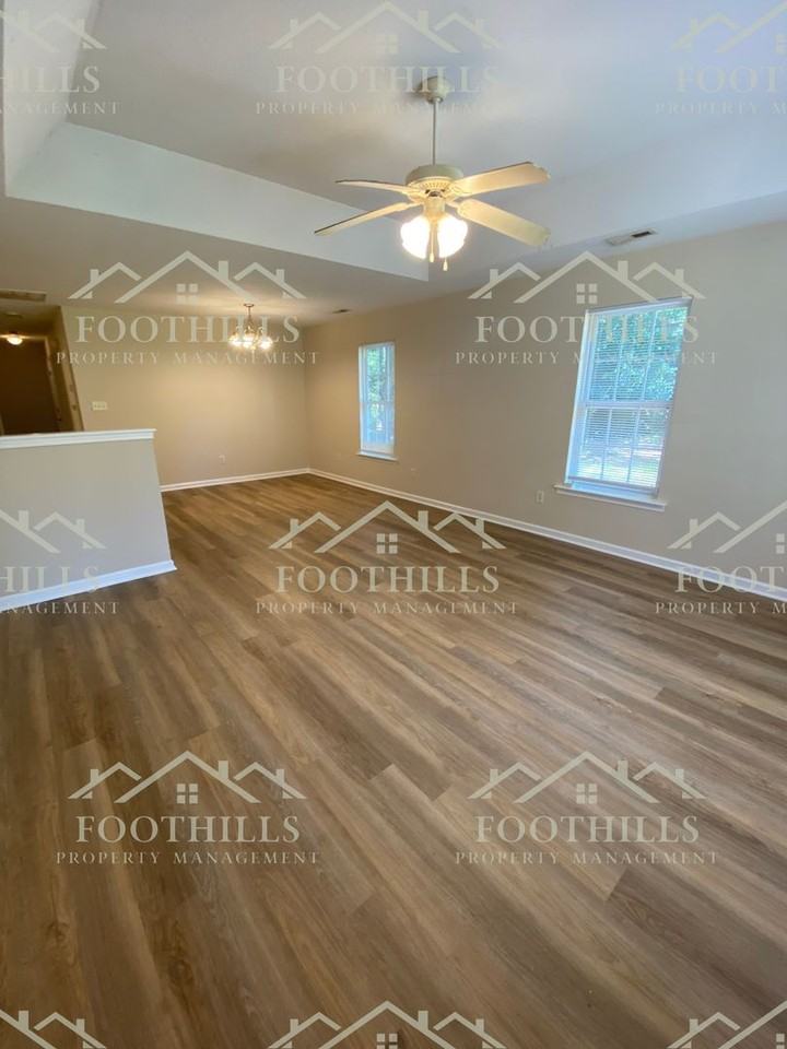 107 Cedar Rdg - Photo 3 of 17