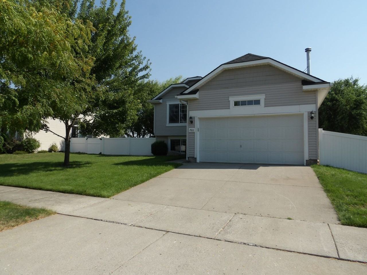 7488 N Courcelles Pkwy - Photo 2 of 27