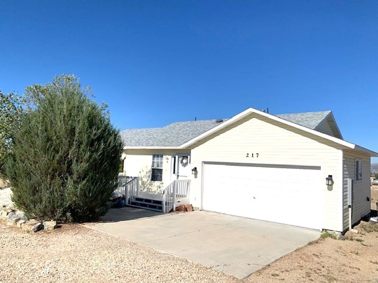 217 Blakeland Dr - Photo 2 of 14