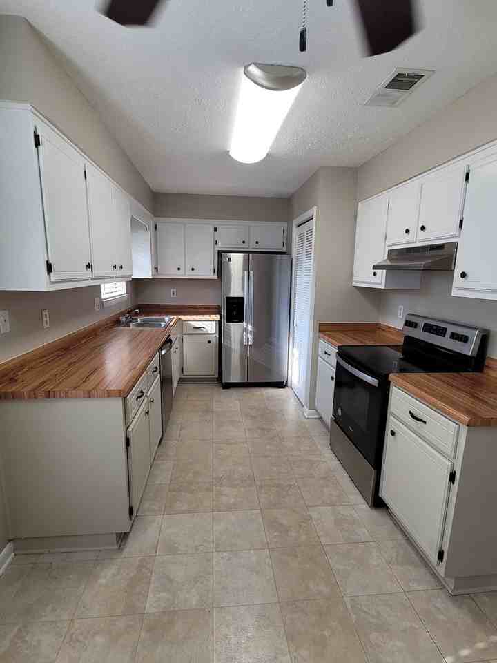 1425 S Gay Ave - Photo 5 of 28