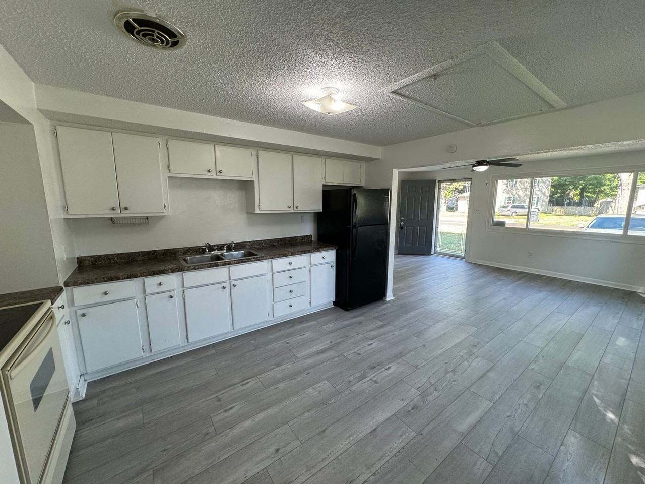 1129 Baldwin St - Photo 3 of 34