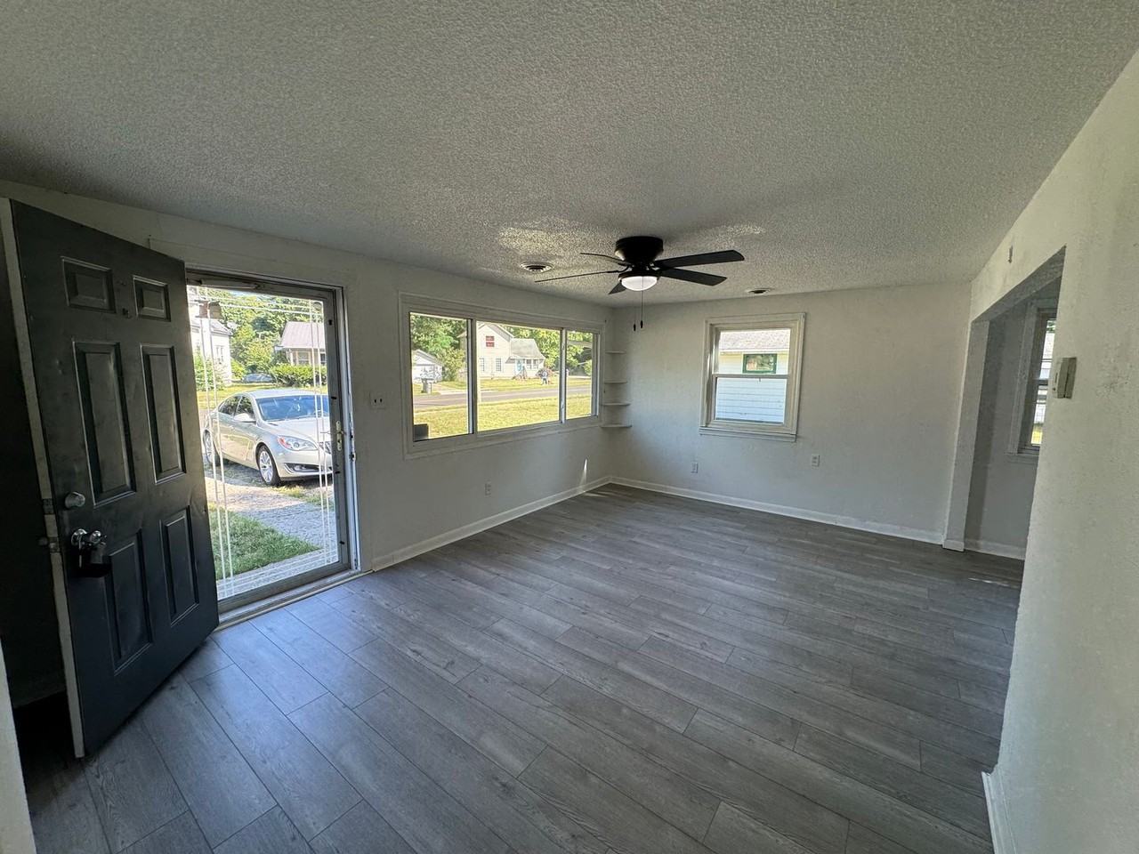 1129 Baldwin St - Photo 4 of 34