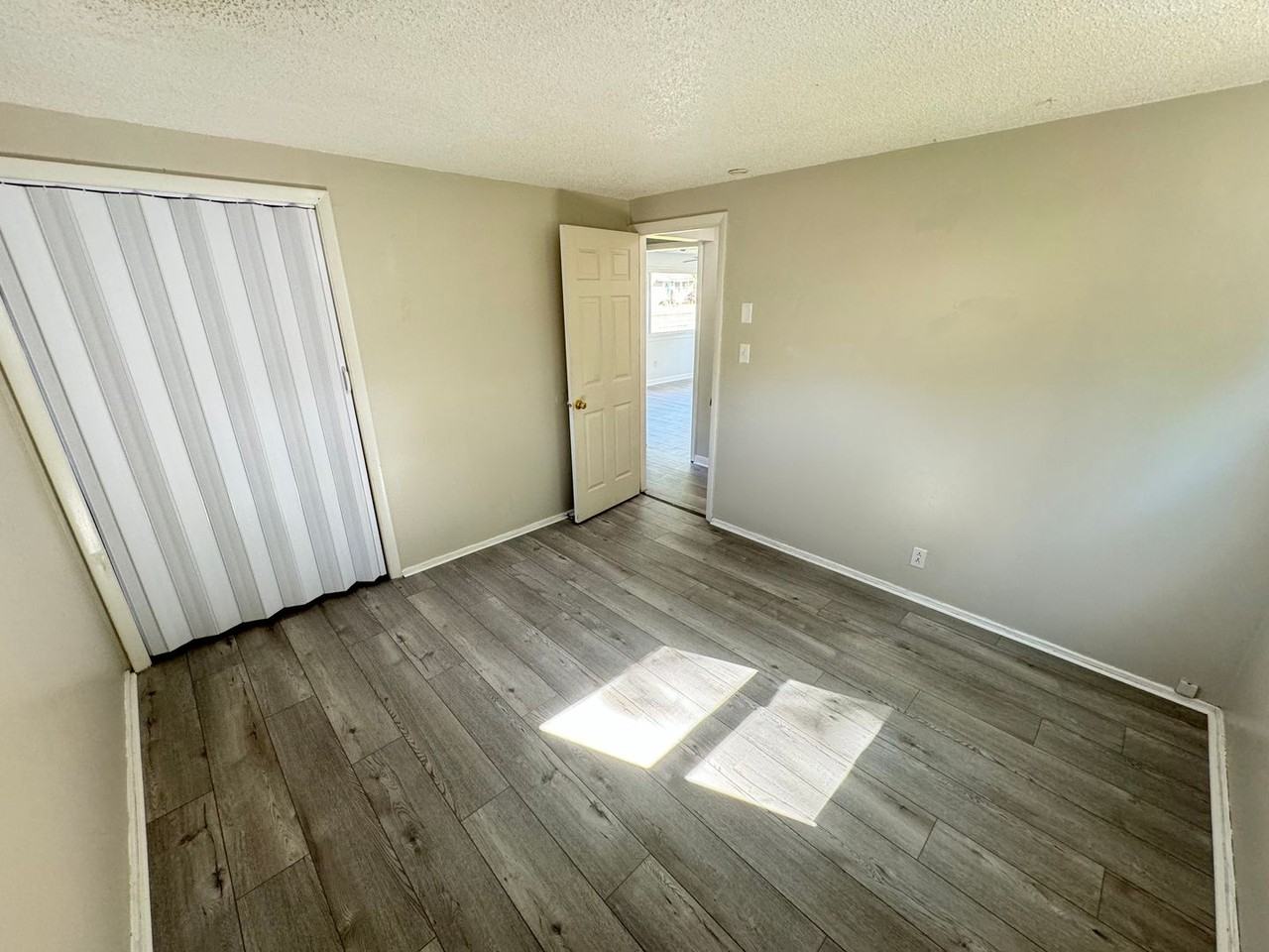 1129 Baldwin St - Photo 7 of 34