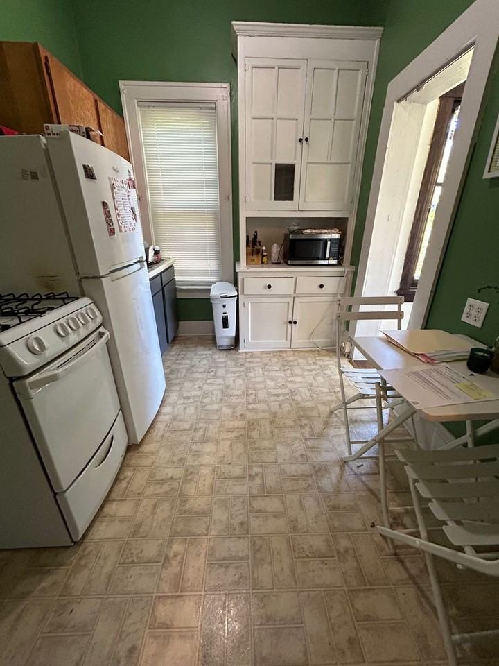1518 Ferry St - Photo 4 of 11