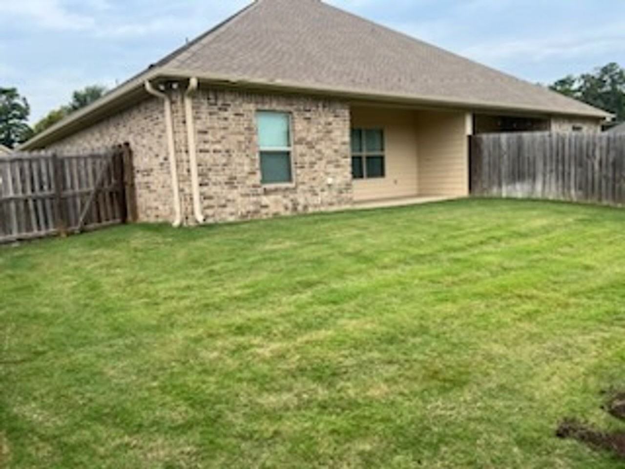 3921 Mobley Cir - Photo 3 of 26