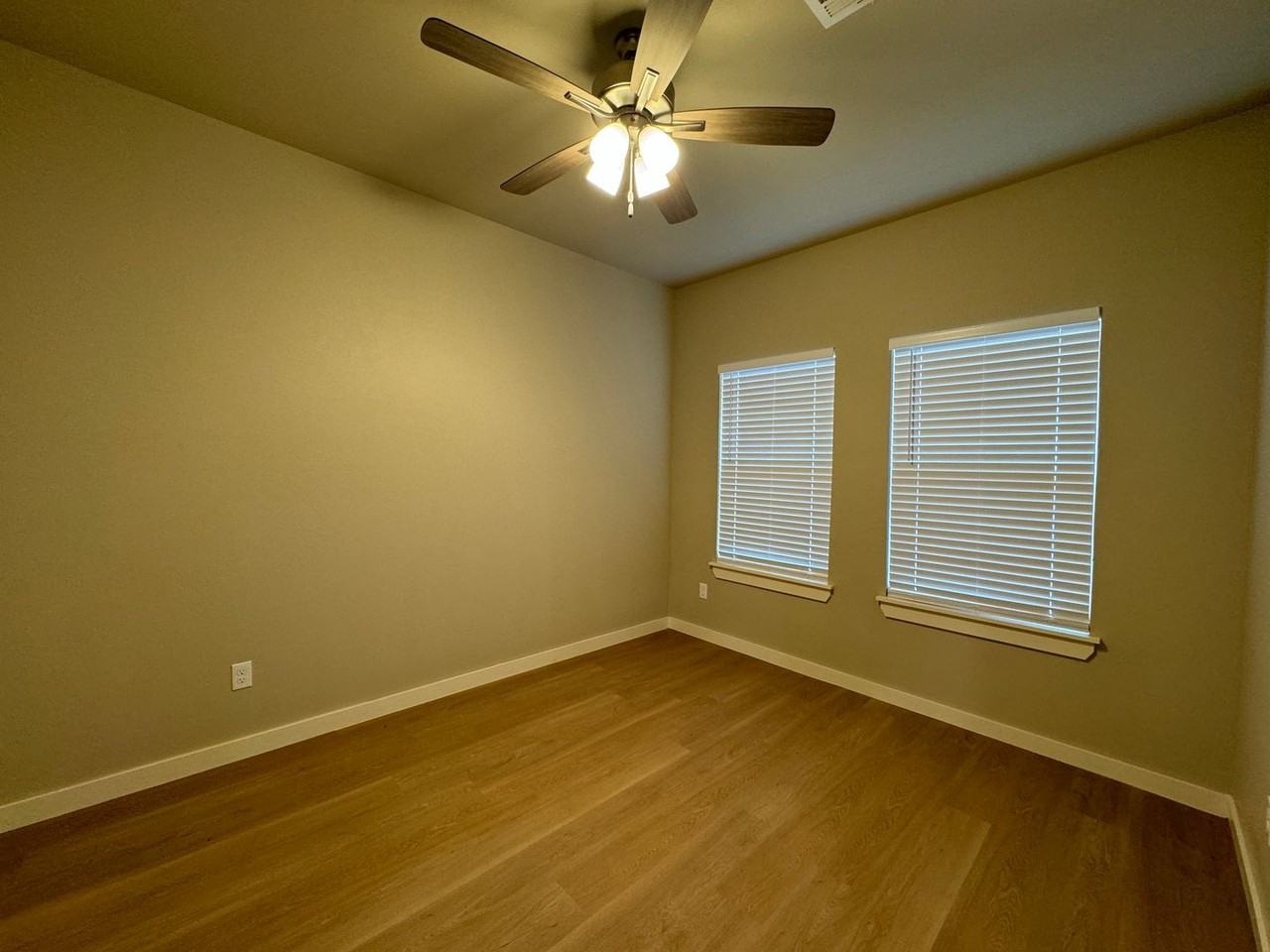 509 W Oregon Ave - Photo 4 of 10