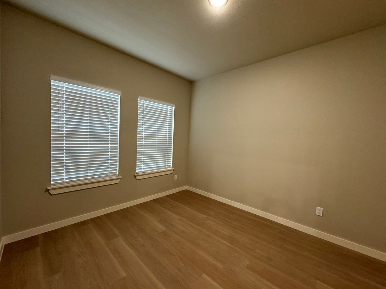 509 W Oregon Ave - Photo 6 of 10