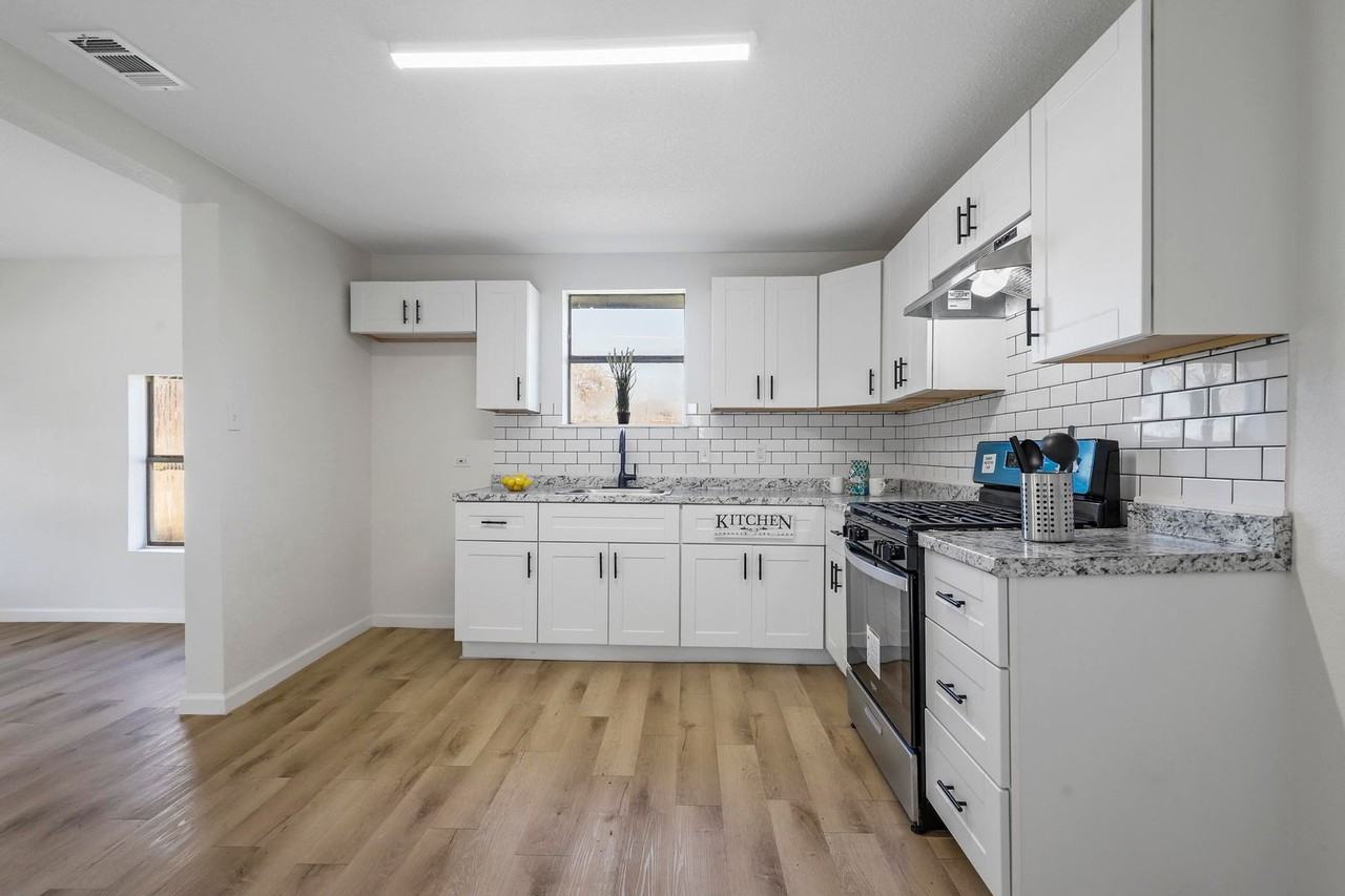 1106 North Border Street - Photo 5 of 30