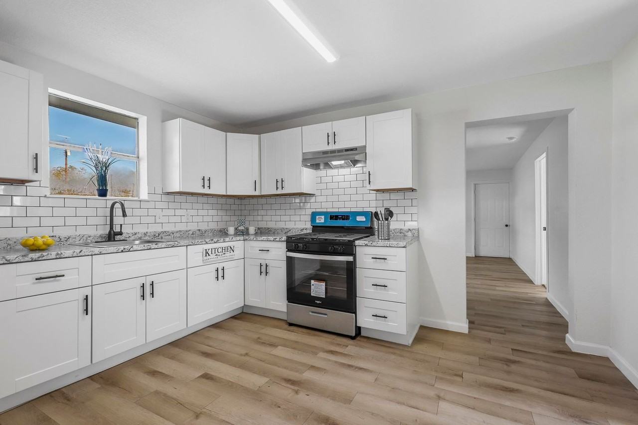 1106 North Border Street - Photo 7 of 30