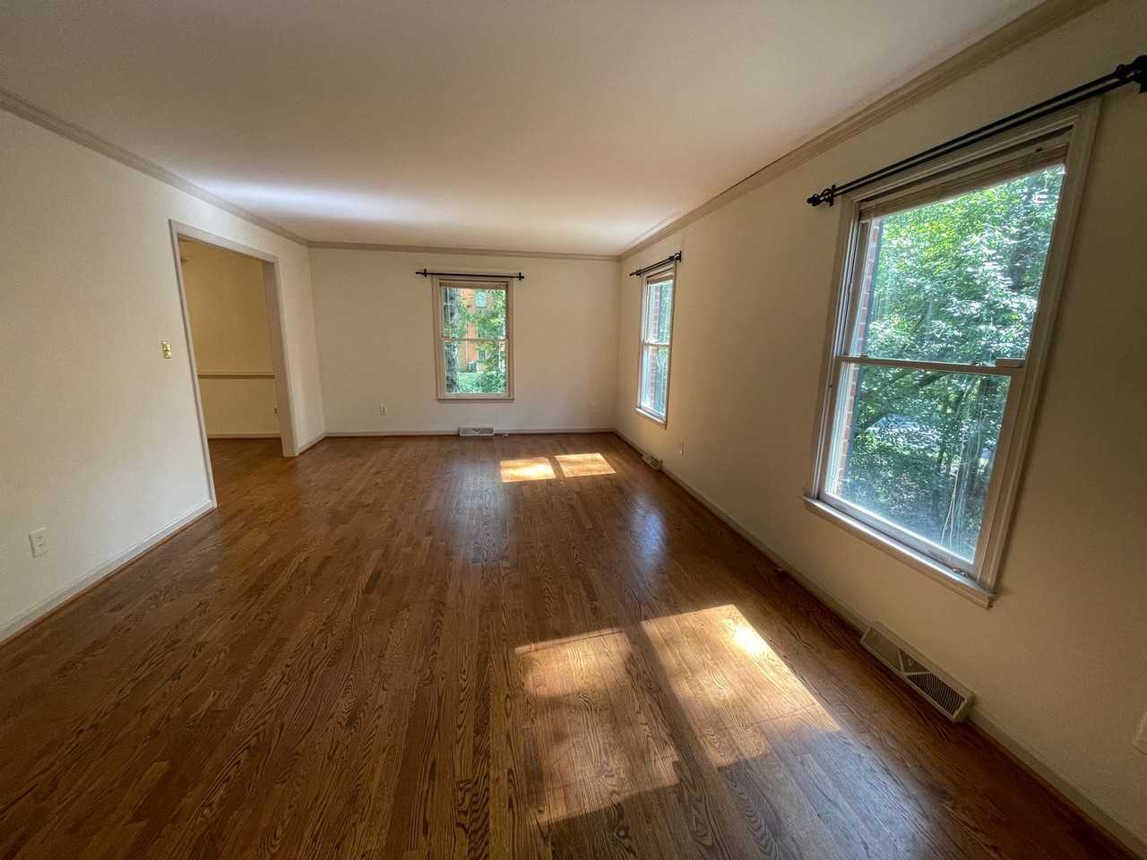 2109 Longwood Rd - Photo 2 of 19