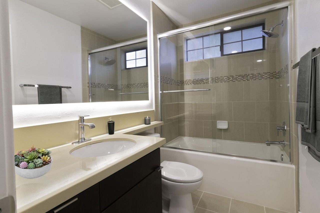 Luxe East - Photo 5 of 12