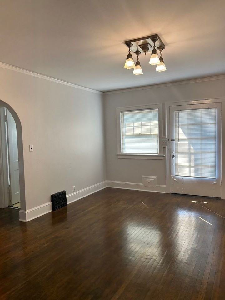 824 Se Peacock Ln - Photo 3 of 11