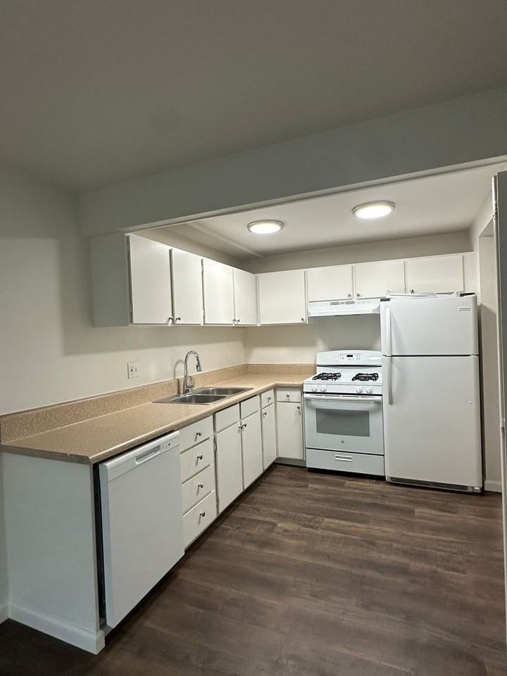 Hillside Park Apartments - Photo 7 of 36