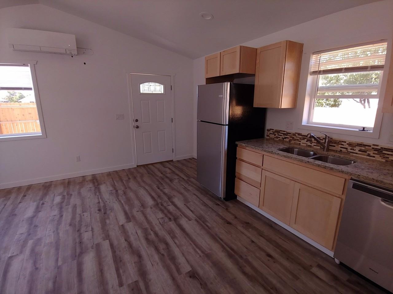 NW Oak 919-921 - Photo 3 of 7