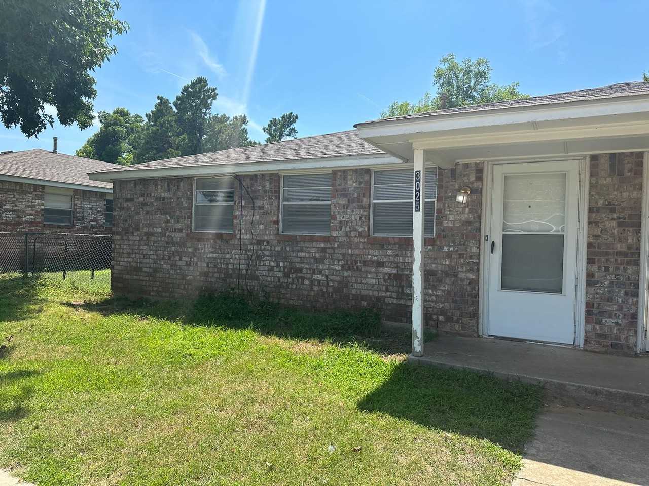 3025 Clarke St - Photo 2 of 18
