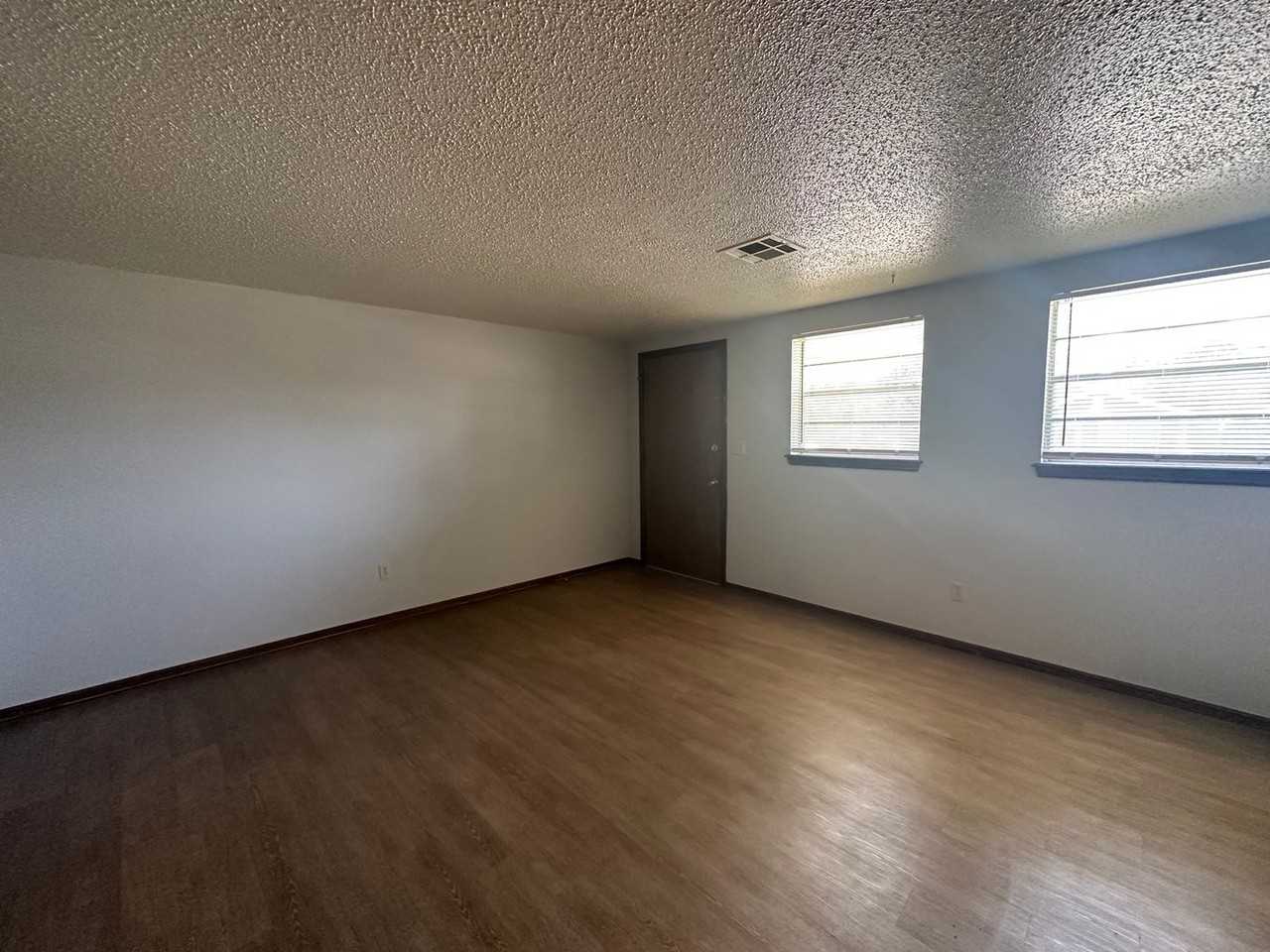 3025 Clarke St - Photo 4 of 18