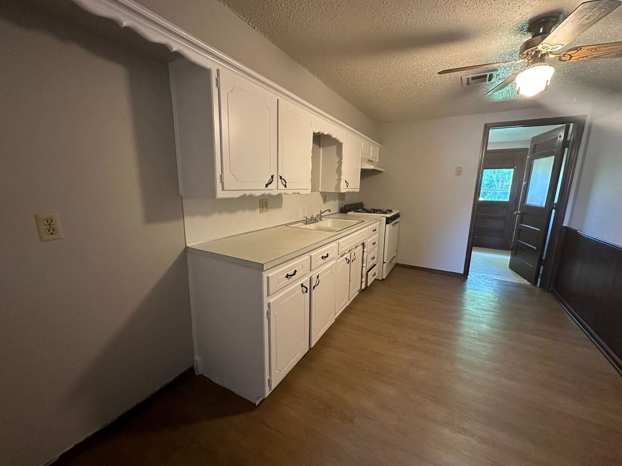 3025 Clarke St - Photo 5 of 18