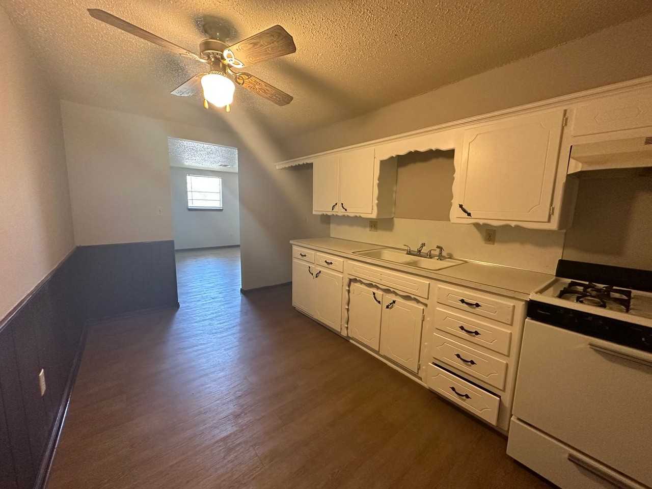3025 Clarke St - Photo 6 of 18