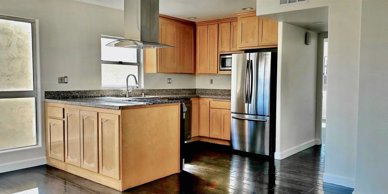 231 42nd St - Photo 4 of 10