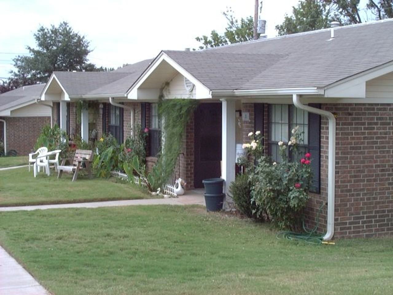 Sycamore Terrace Apartments - Photo 2 of 3