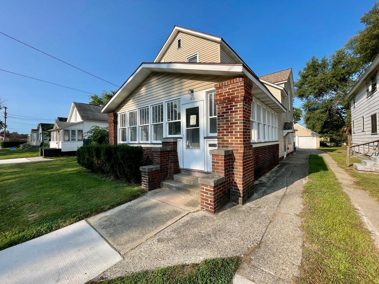 1231 Sanford St - Photo 2 of 21