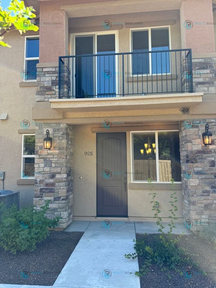 925 W End St - Photo 4 of 44