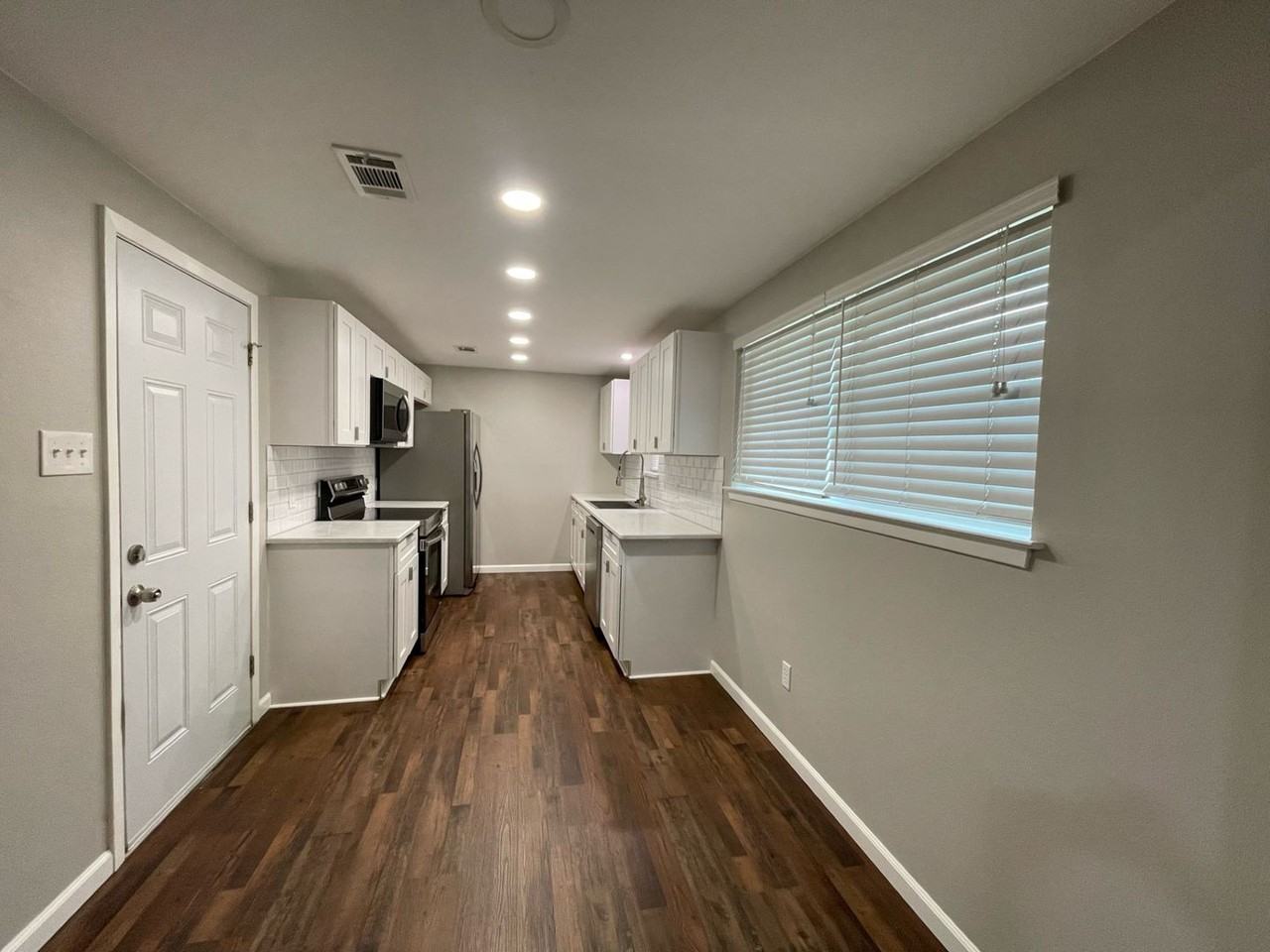 411 Mockingbird Dr - Photo 3 of 13