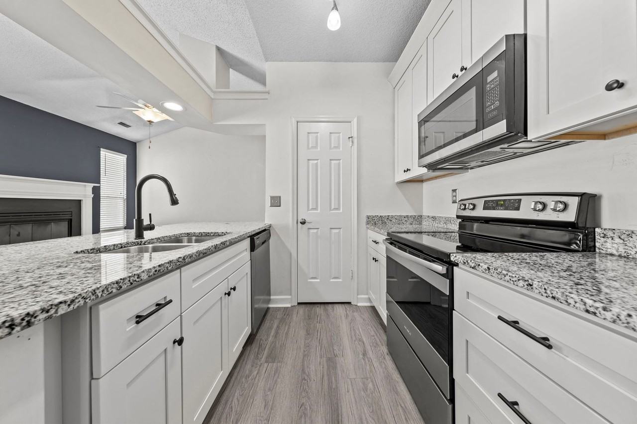 3205 Jade Ct #302 - Photo 4 of 32