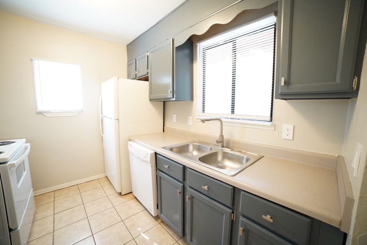 2741 W Tharpe St - Photo 3 of 19