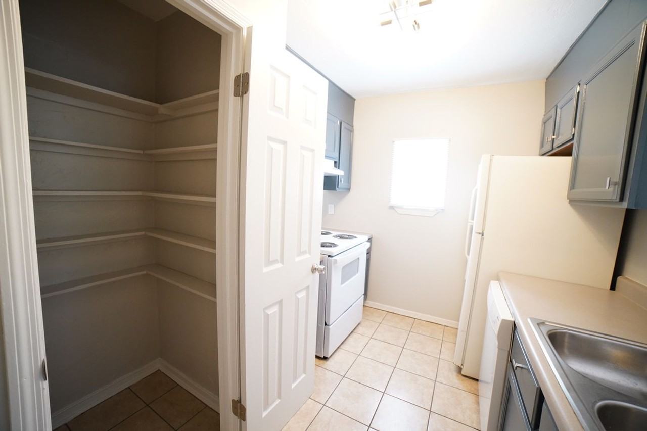 2741 W Tharpe St - Photo 5 of 19
