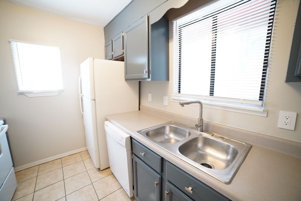 2741 W Tharpe St - Photo 6 of 19