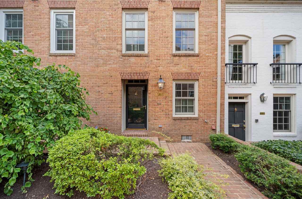 1132 N Pitt St - Photo 2 of 39